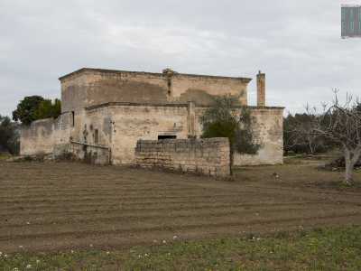 Varchiamo l'ingresso e percorriamo un vialetto che ci porta dinanzi a una masseria ottocentesca disabitata